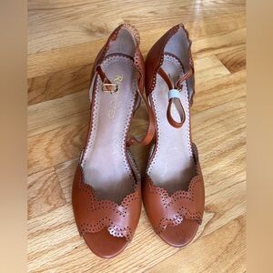 Restricted Shoes Daffodil Heels in Whiskey 🌼